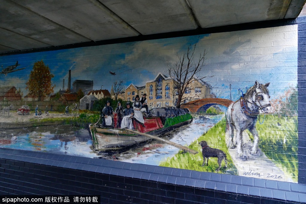 英國：卡通藝術(shù)作品亮相牛津運(yùn)河橋底 繽紛多彩趣味十足