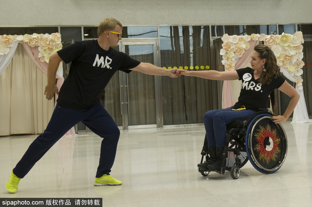 俄羅斯輪椅小姐選美大賽 身殘志堅展現(xiàn)別樣美麗