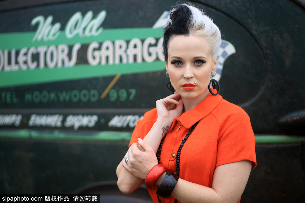 英古德伍德復(fù)古會(huì) 民眾復(fù)古裝搭配老爺車韻味十足