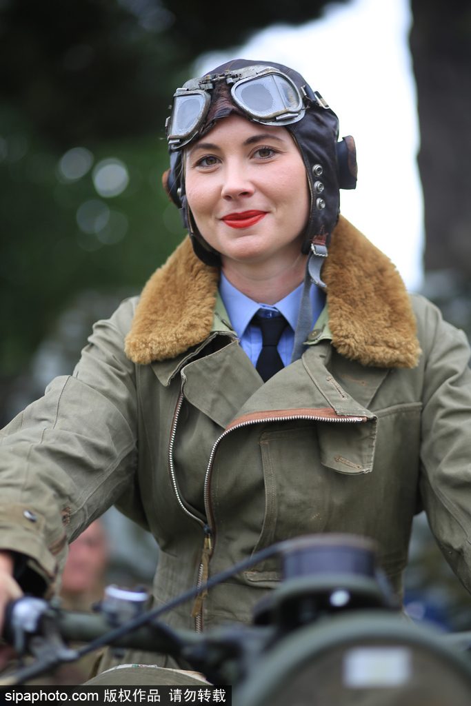 英古德伍德復(fù)古會 民眾復(fù)古裝搭配老爺車韻味十足