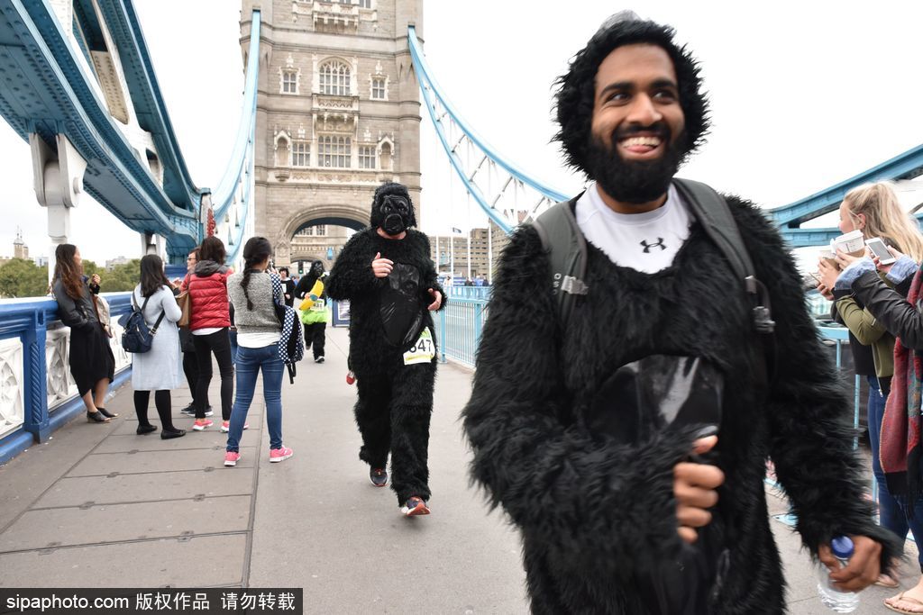 英國舉辦“大猩猩”慈善跑 人扮猩猩獻愛心募款
