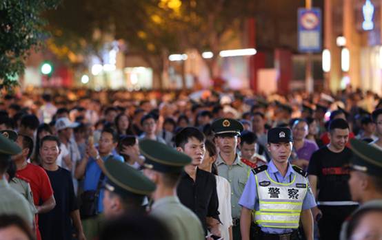 國(guó)慶節(jié)，向堅(jiān)守在工作崗位上的人致敬