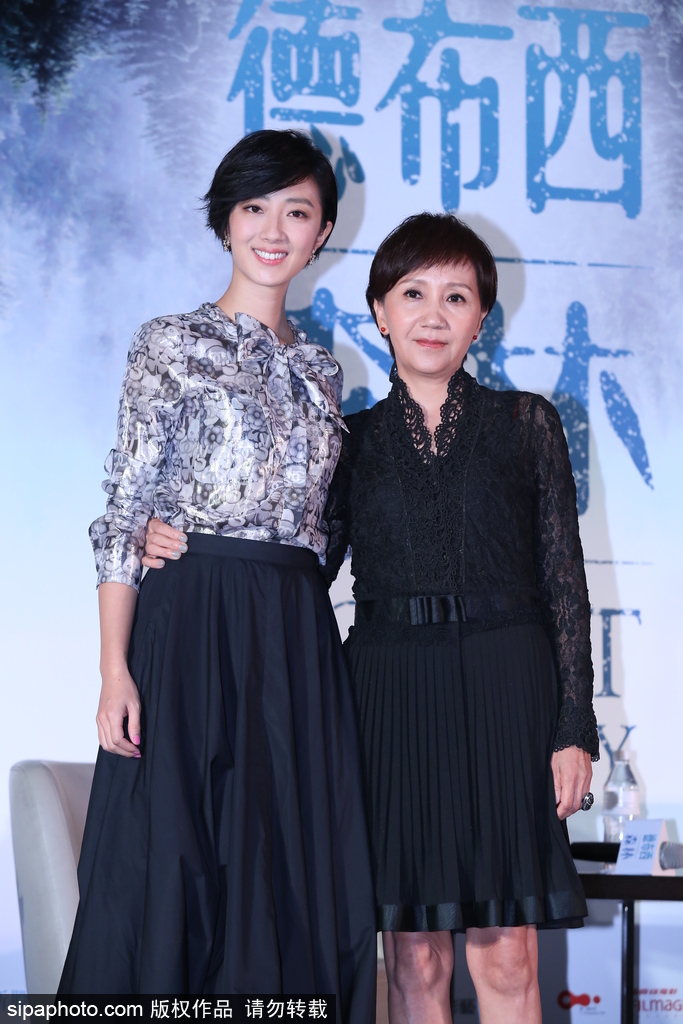 桂綸鎂亮相電影《德布西森林》活動 穿黑色長裙優(yōu)雅又知性