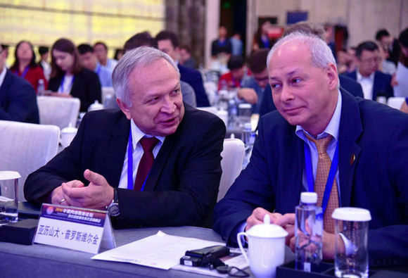 中俄雙方嘉賓和媒體代表陸續進入會場