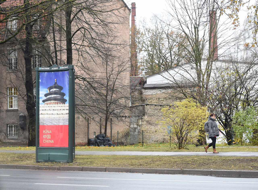 李克強(qiáng)前往拉脫維亞 街頭“中國風(fēng)”宣傳畫期盼總理到訪
