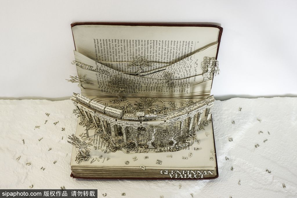 英國設(shè)計師打造立體書頁雕塑 重現(xiàn)哈利波特經(jīng)典場景