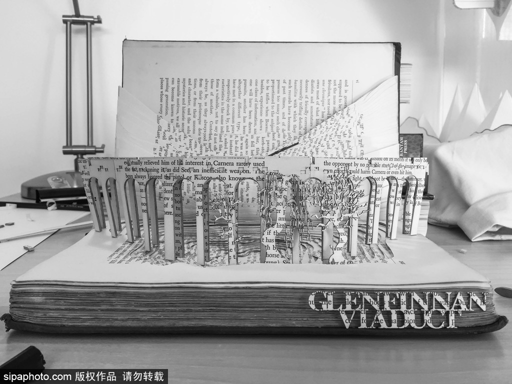 英國(guó)設(shè)計(jì)師打造立體書頁雕塑 重現(xiàn)哈利波特經(jīng)典場(chǎng)景