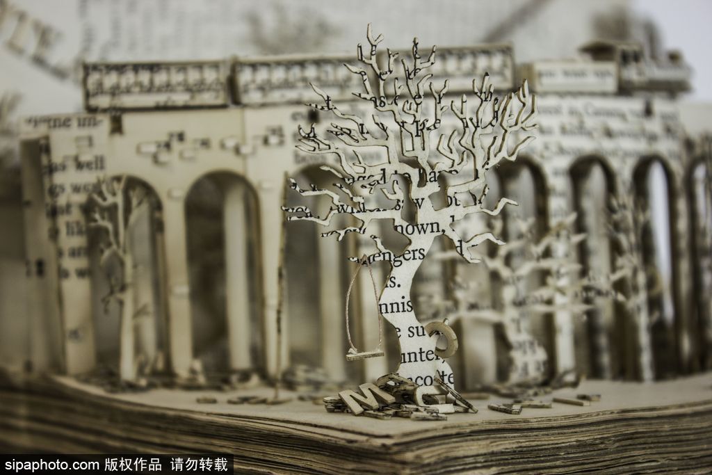 英國設(shè)計師打造立體書頁雕塑 重現(xiàn)哈利波特經(jīng)典場景