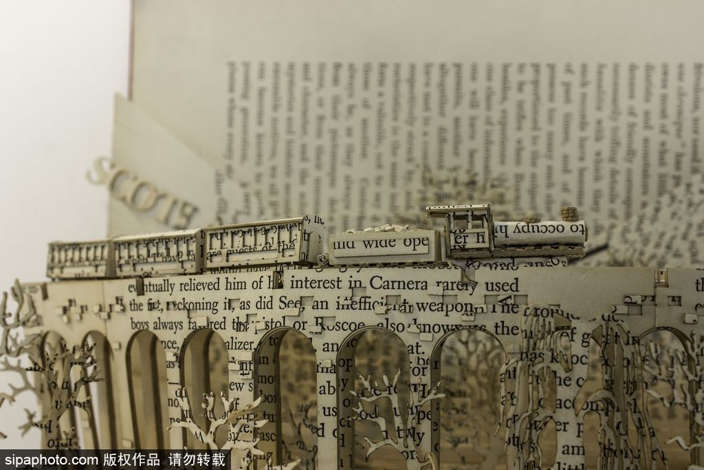 英國設(shè)計師打造立體書頁雕塑 重現(xiàn)哈利波特經(jīng)典場景