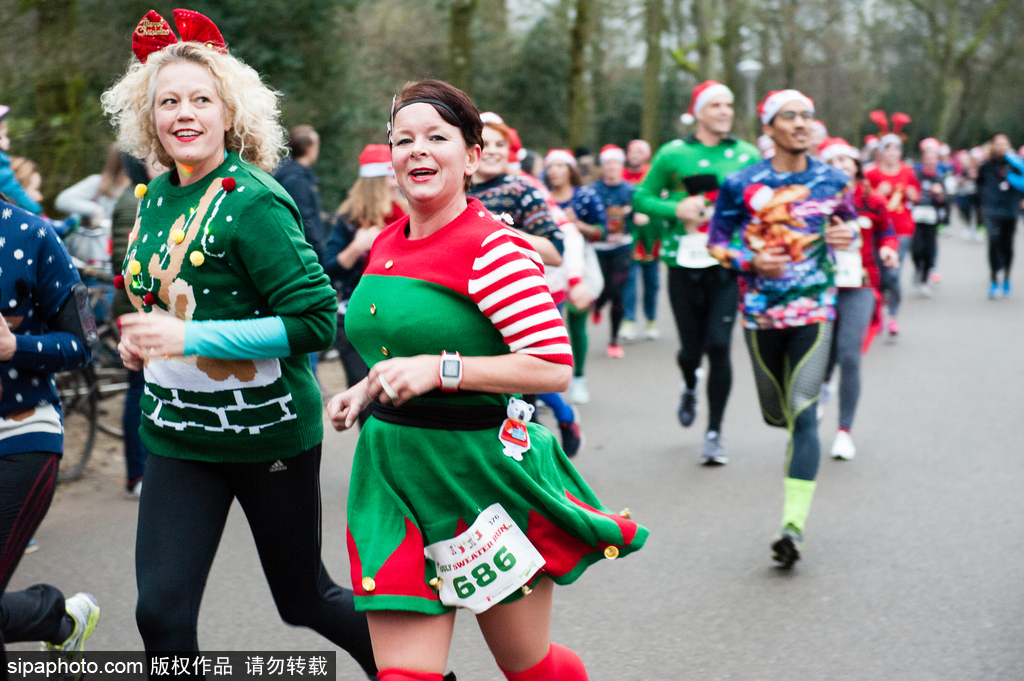 荷蘭舉辦“最丑毛衣跑” 民眾展示奇葩巨丑毛衣