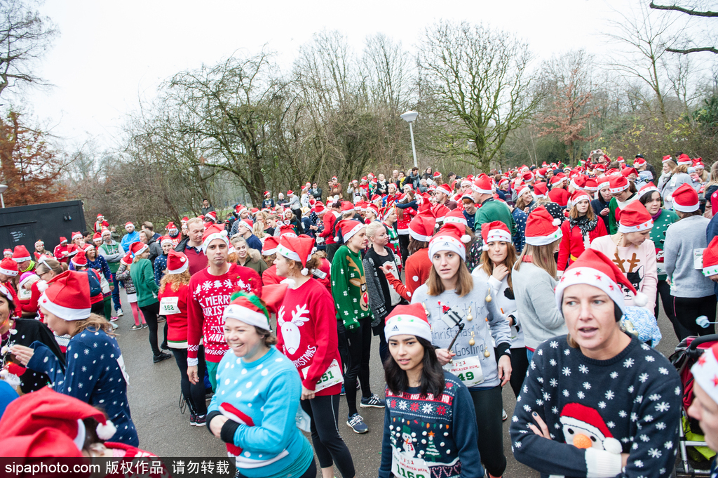 荷蘭舉辦“最丑毛衣跑” 民眾展示奇葩巨丑毛衣