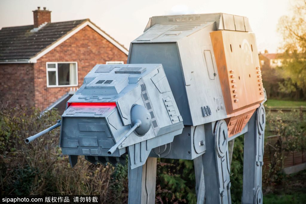 英骨灰級(jí)《星球大戰(zhàn)》粉絲為兒子仿造“戰(zhàn)車(chē)”