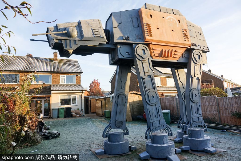 英骨灰級《星球大戰》粉絲為兒子仿造“戰車”