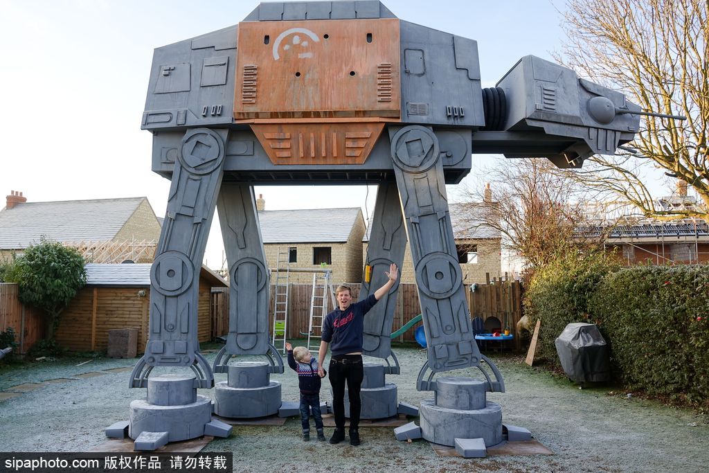 英骨灰級(jí)《星球大戰(zhàn)》粉絲為兒子仿造“戰(zhàn)車”