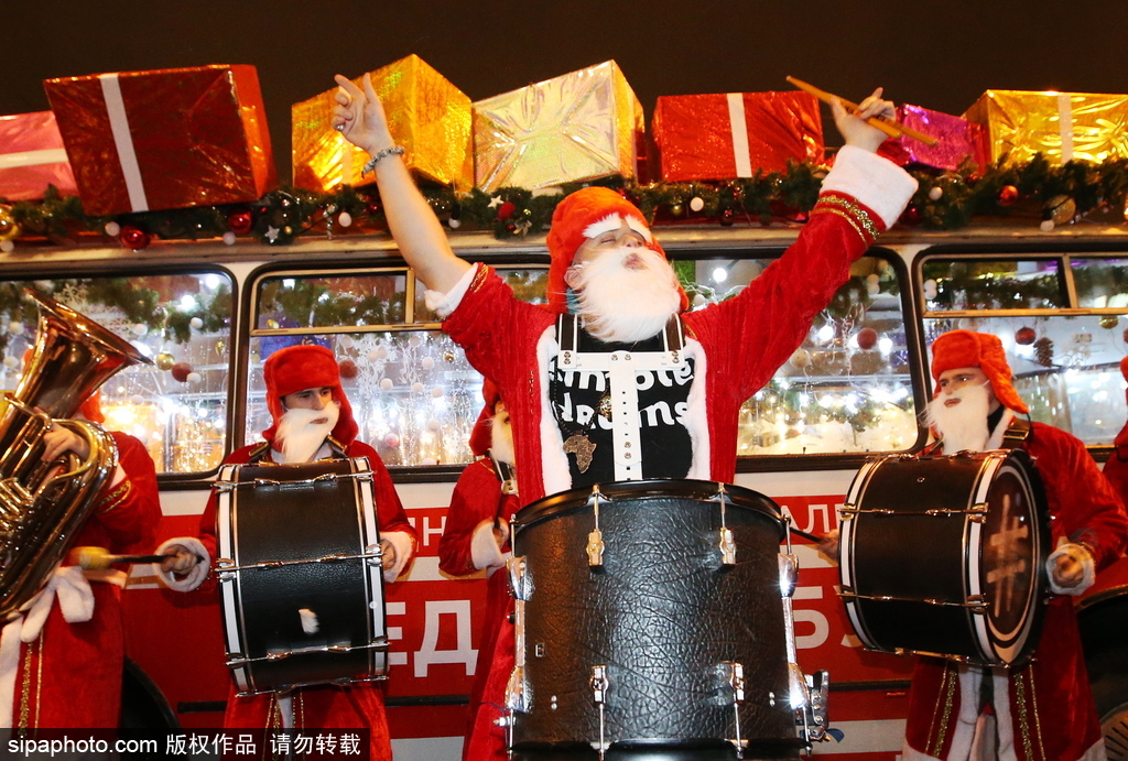 狂歡音樂巴士現身圣彼得堡 “圣誕老人”一路演奏氣氛超嗨