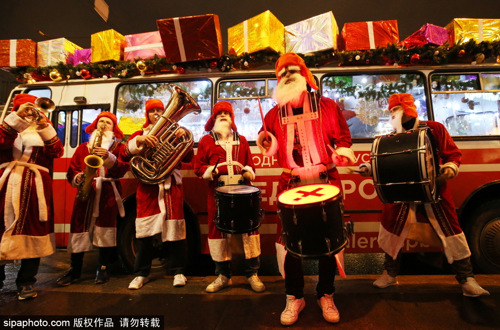 狂歡音樂(lè)巴士現(xiàn)身圣彼得堡 “圣誕老人”一路演奏氣氛超嗨