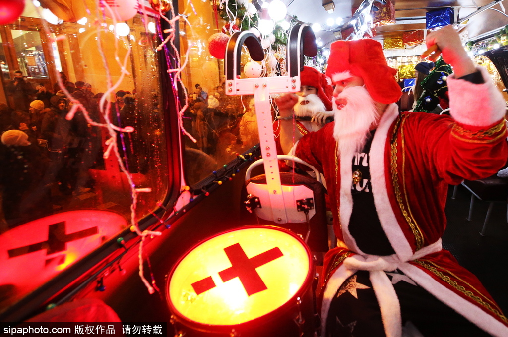 狂歡音樂(lè)巴士現(xiàn)身圣彼得堡 “圣誕老人”一路演奏氣氛超嗨