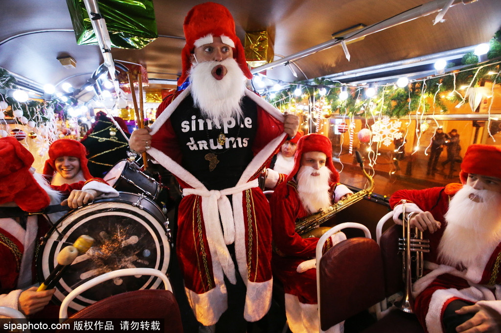 狂歡音樂巴士現(xiàn)身圣彼得堡 “圣誕老人”一路演奏氣氛超嗨