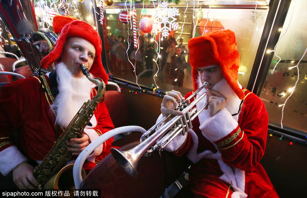 狂歡音樂巴士現(xiàn)身圣彼得堡 “圣誕老人”一路演奏氣氛超嗨