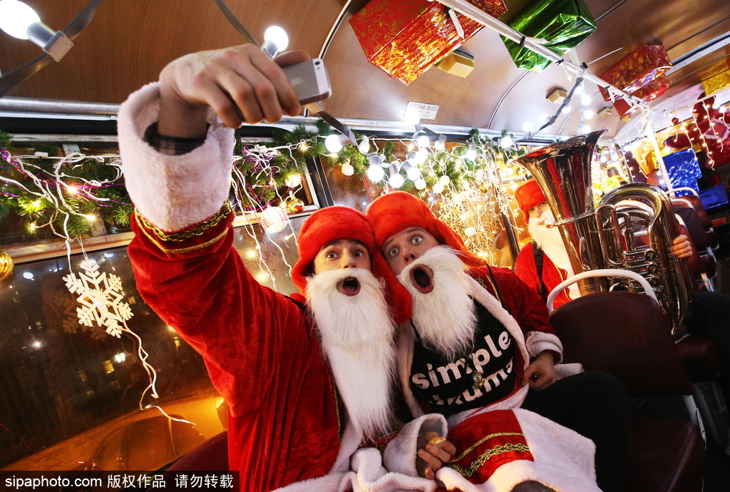 狂歡音樂巴士現(xiàn)身圣彼得堡 “圣誕老人”一路演奏氣氛超嗨