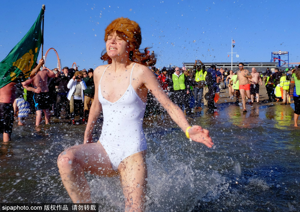 紐約“北極熊冬泳”熱辣來(lái)襲 不懼嚴(yán)寒high翻新年