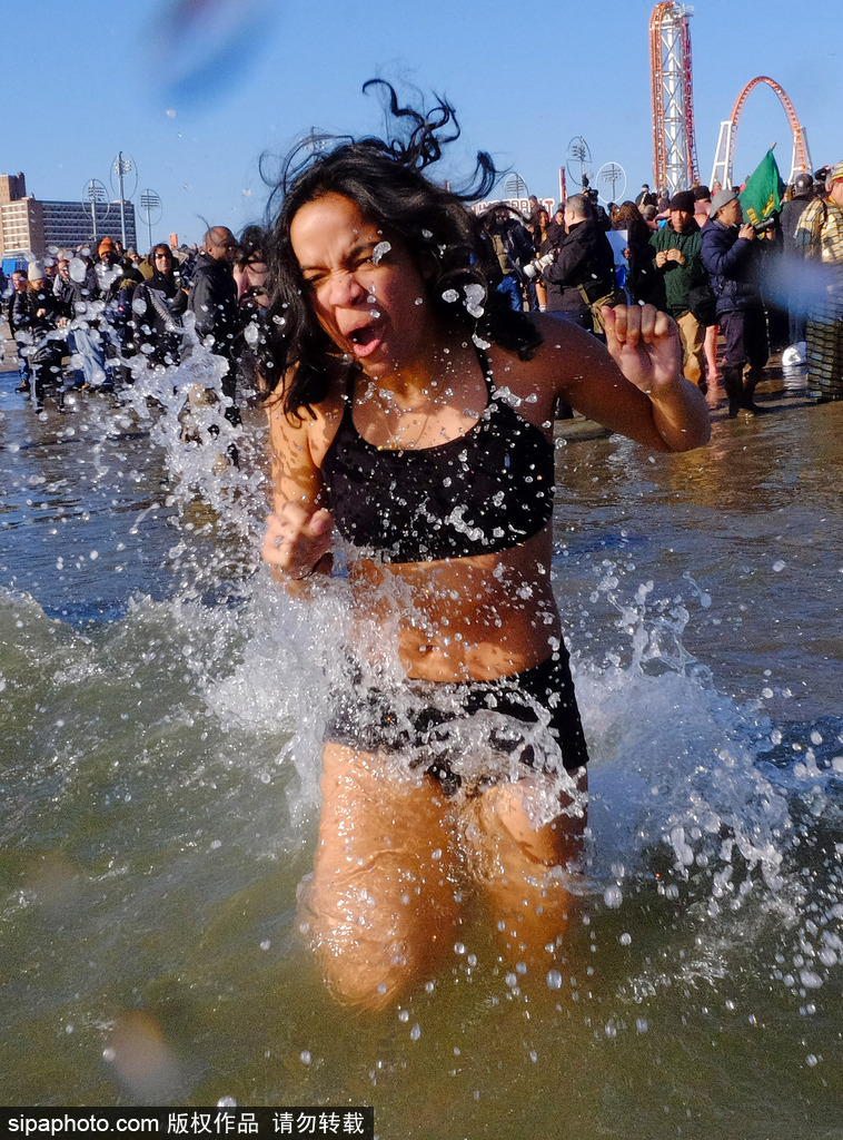 紐約“北極熊冬泳”熱辣來襲 不懼嚴(yán)寒high翻新年