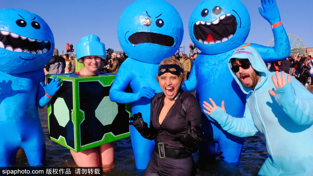 紐約“北極熊冬泳”熱辣來襲 不懼嚴寒high翻新年