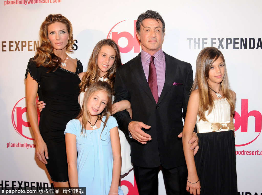 盤點(diǎn)人生贏家史泰龍的超模女兒團(tuán)！他說“最好永遠(yuǎn)不長大”