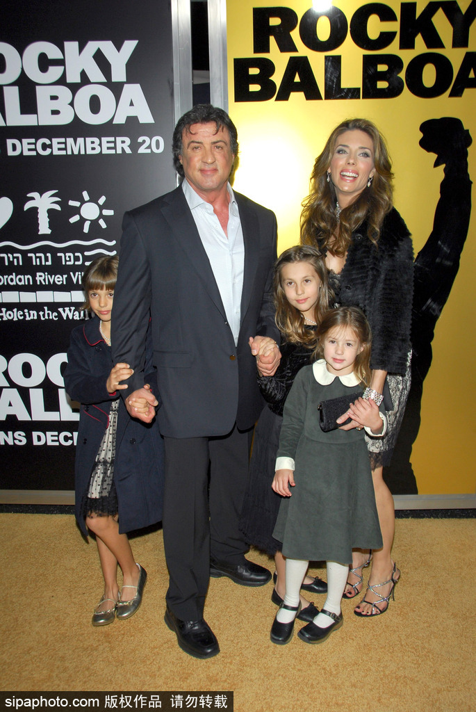 盤點(diǎn)人生贏家史泰龍的超模女兒團(tuán)！他說“最好永遠(yuǎn)不長大”