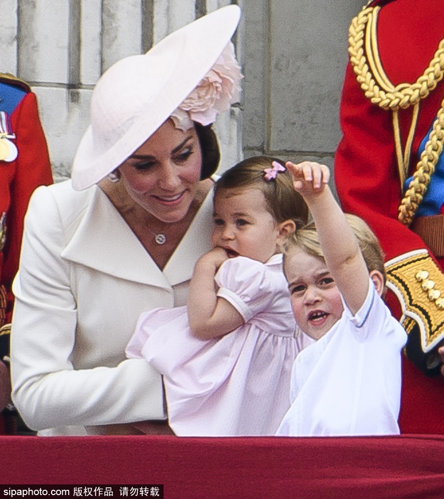 論抱娃我只服英國(guó)凱特王妃 王子公主萌態(tài)百出