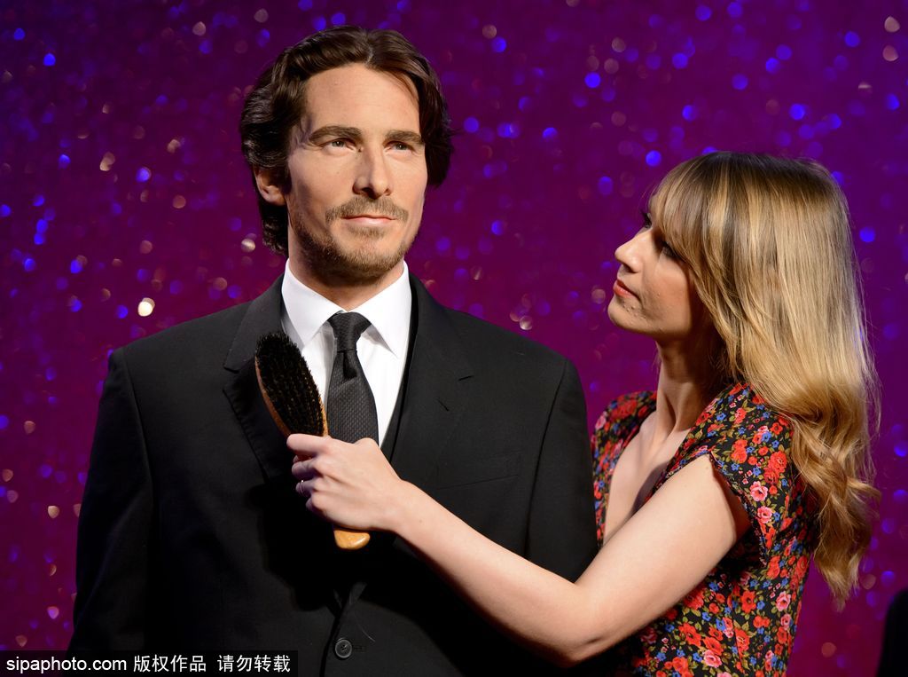 鹿晗蠟像被親掉色？盤(pán)點(diǎn)明星VS蠟像大對(duì)比