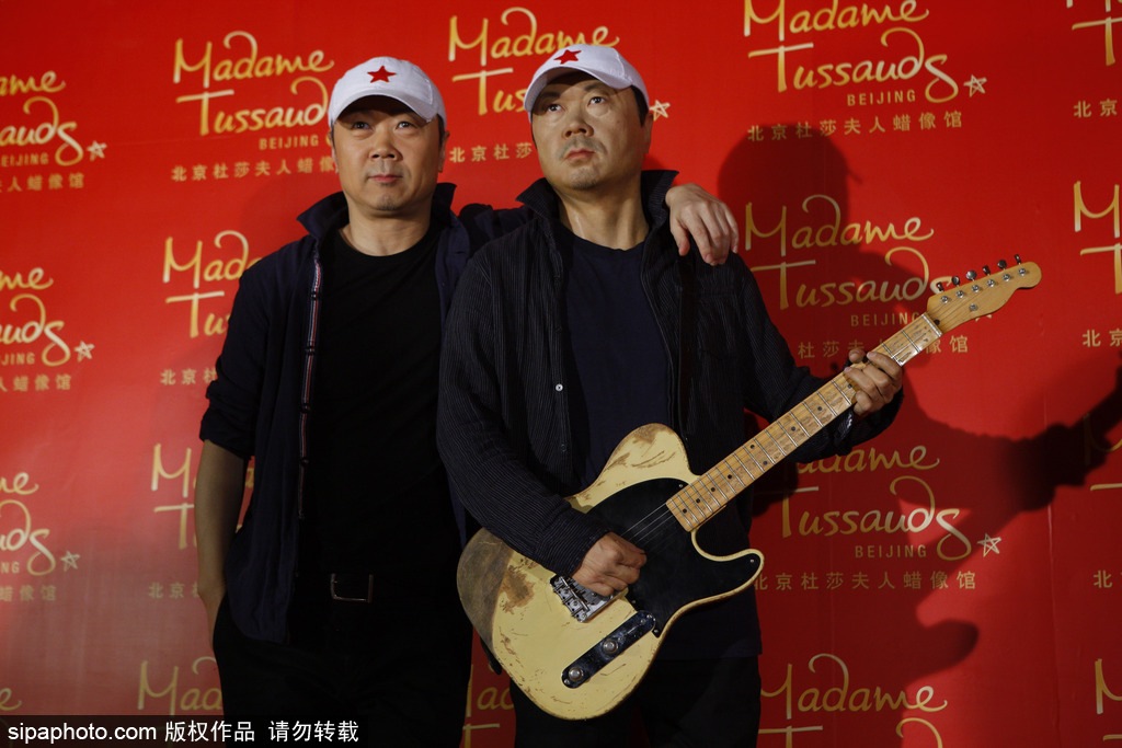 鹿晗蠟像被親掉色？盤(pán)點(diǎn)明星VS蠟像大對(duì)比