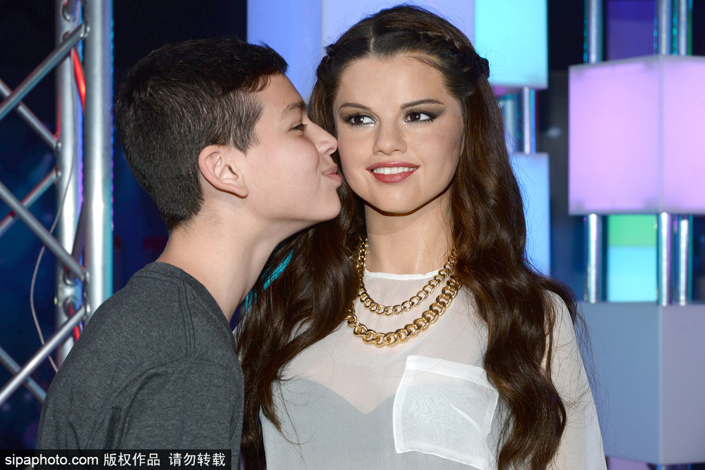 鹿晗蠟像被親掉色？盤點明星VS蠟像大對比