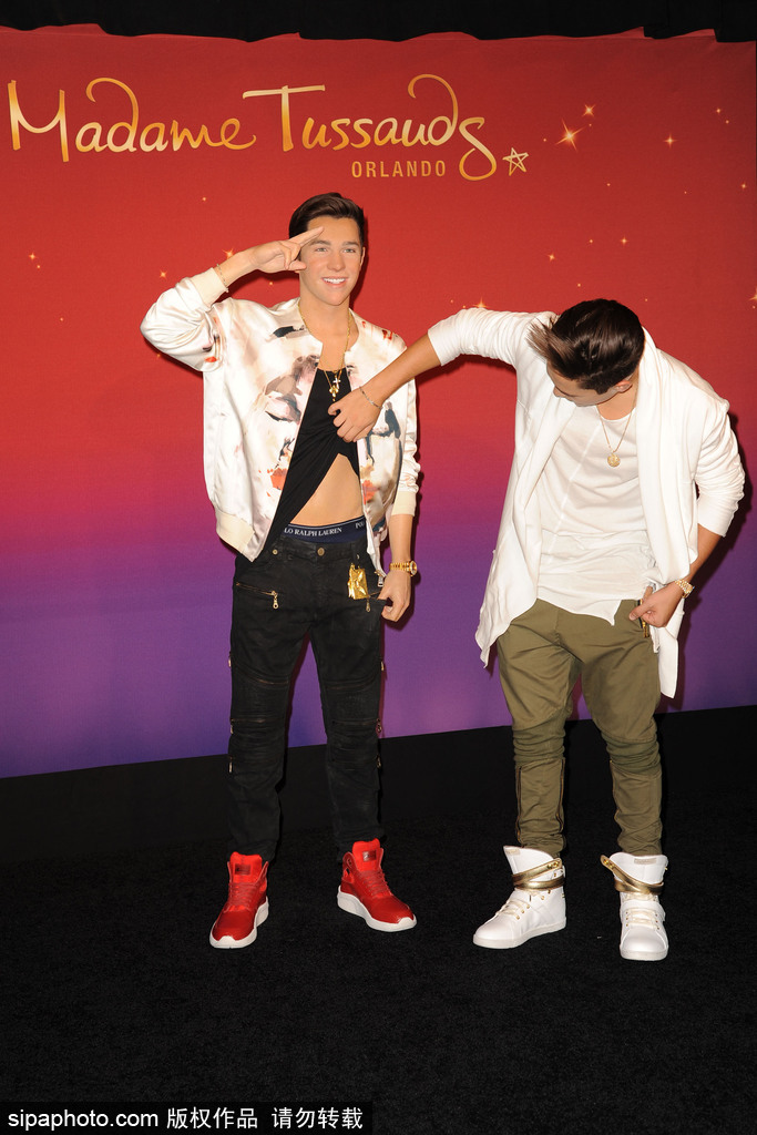 鹿晗蠟像被親掉色？盤點(diǎn)明星VS蠟像大對(duì)比
