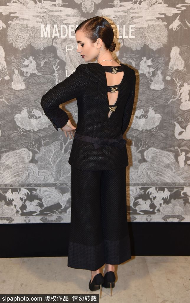 “小赫本”莉莉·柯林斯原來是個(gè)裸背狂魔！盤點(diǎn)紅毯露背驚艷瞬間