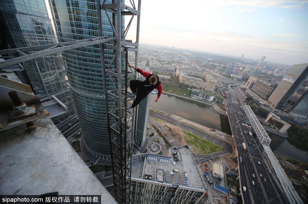 大神請(qǐng)收下我的膝蓋 看世界各國牛人高空炫技