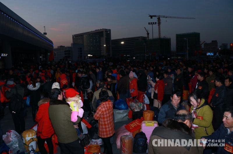 開往家鄉的專列：1200多名阜陽農民工免費乘專列返鄉