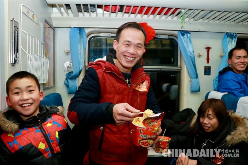 開往家鄉(xiāng)的專列：1200多名阜陽農(nóng)民工免費乘專列返鄉(xiāng)