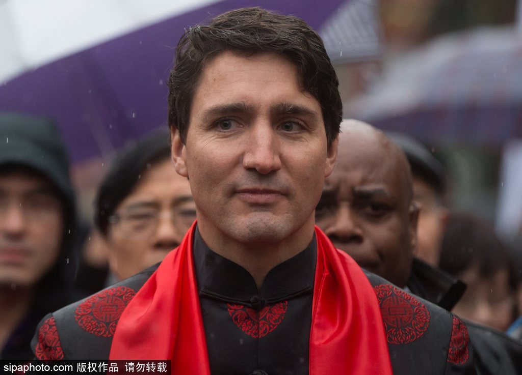 加拿大總理特魯多身著唐裝參加春節游行 撫摸舞獅頭激萌十足