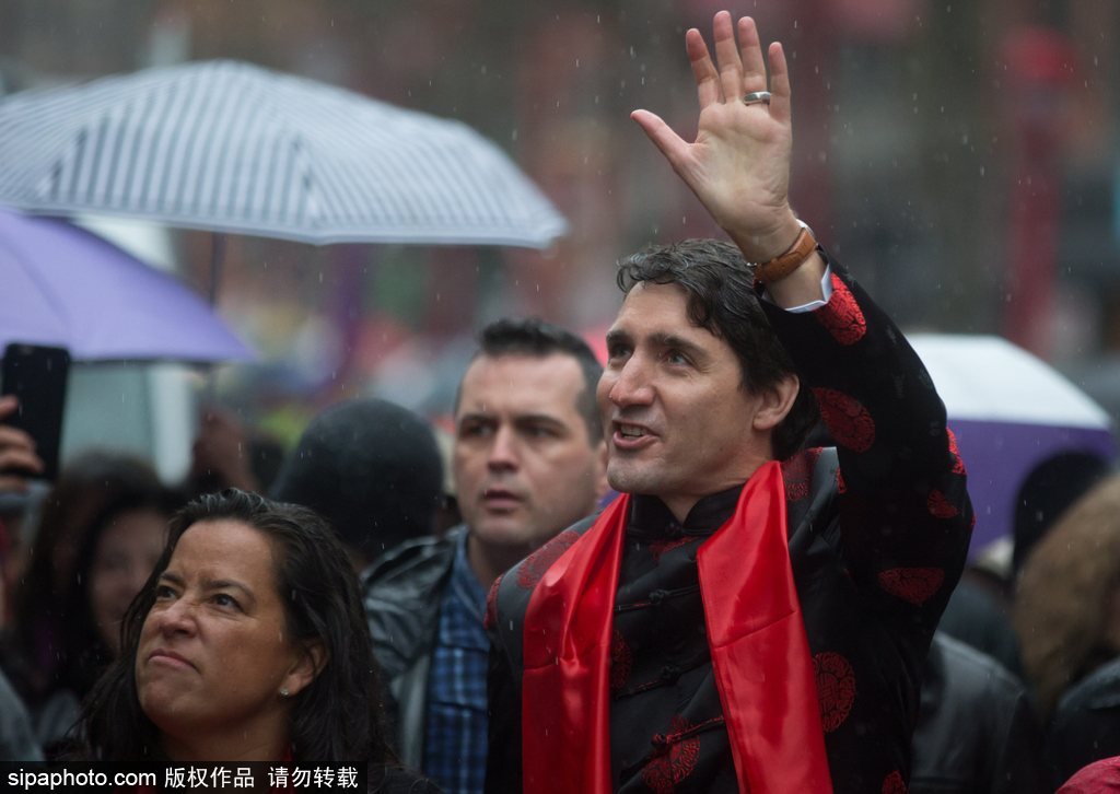 加拿大總理特魯多身著唐裝參加春節(jié)游行 撫摸舞獅頭激萌十足