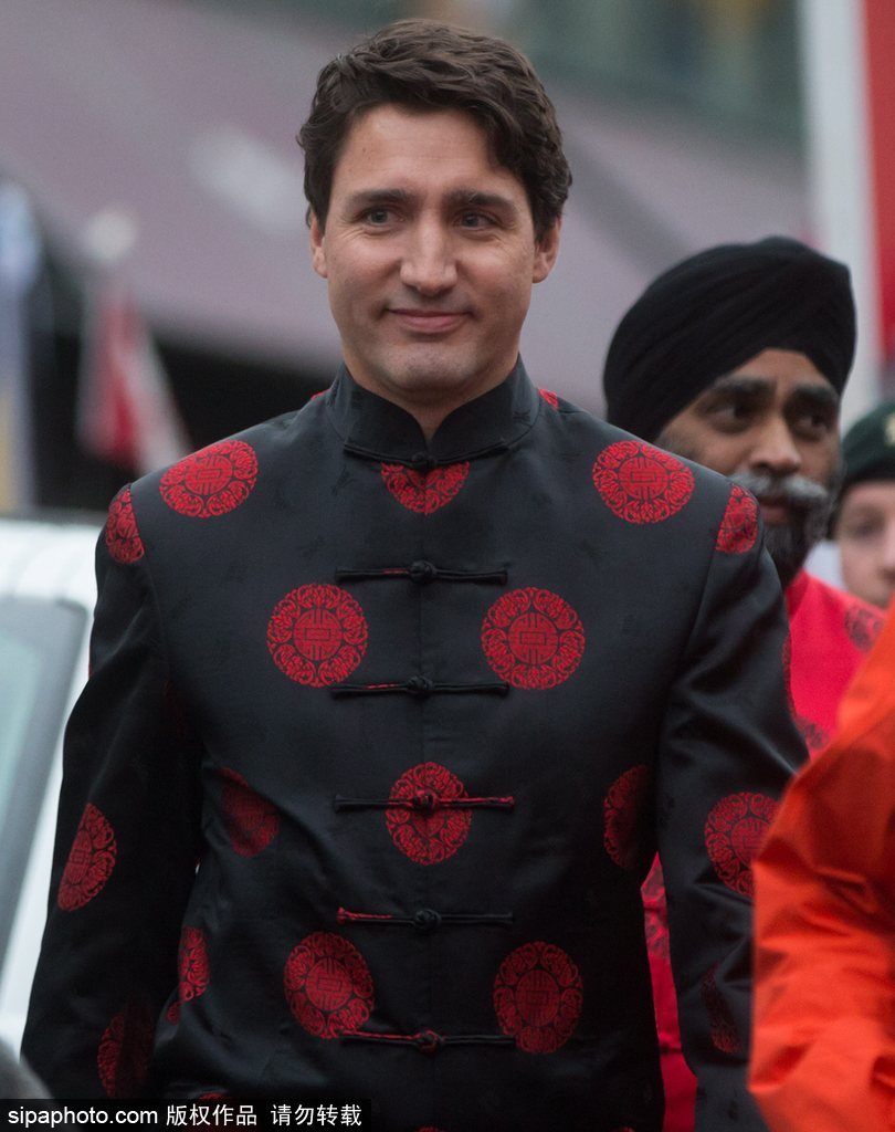 加拿大總理特魯多身著唐裝參加春節游行 撫摸舞獅頭激萌十足