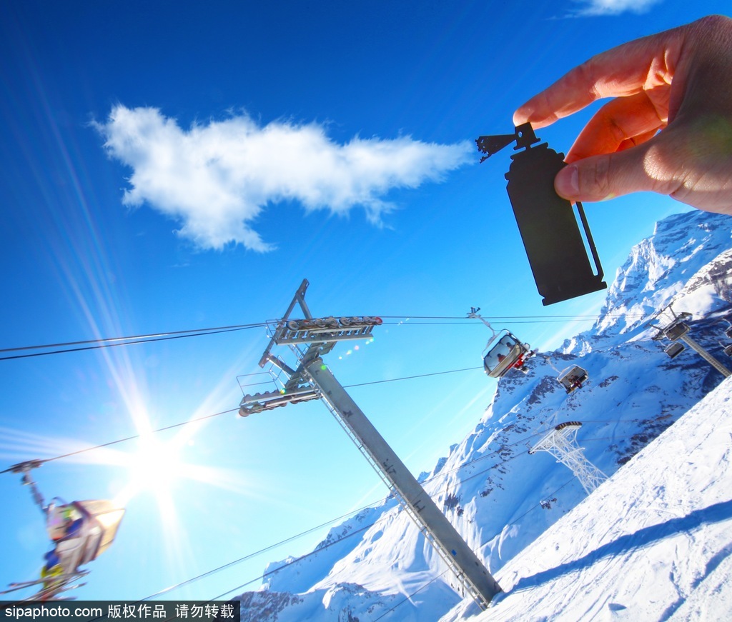 剪紙錯(cuò)位藝術(shù)趣味無(wú)窮 盤(pán)點(diǎn)度假勝地巧變創(chuàng)意作品