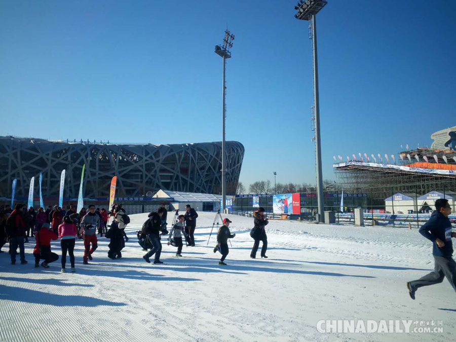 莫辜負晴空萬里 登鳥巢屋頂跑步