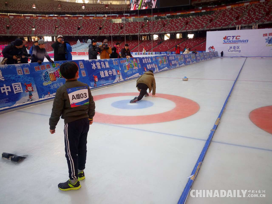 莫辜負晴空萬里 登鳥巢屋頂跑步