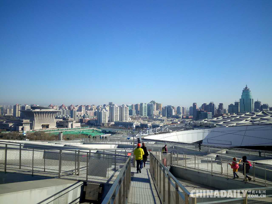 莫辜負晴空萬里 登鳥巢屋頂跑步