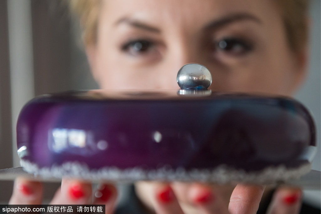 太完美！連強迫癥都被這個俄羅斯美女做的鏡面蛋糕治愈了