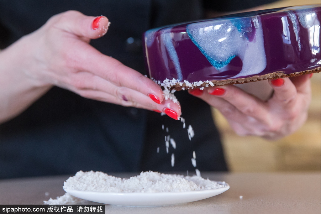 太完美！連強(qiáng)迫癥都被這個俄羅斯美女做的鏡面蛋糕治愈了