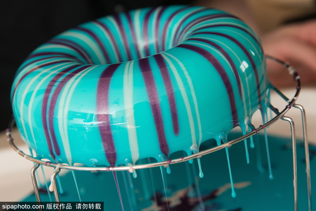 太完美！連強(qiáng)迫癥都被這個(gè)俄羅斯美女做的鏡面蛋糕治愈了