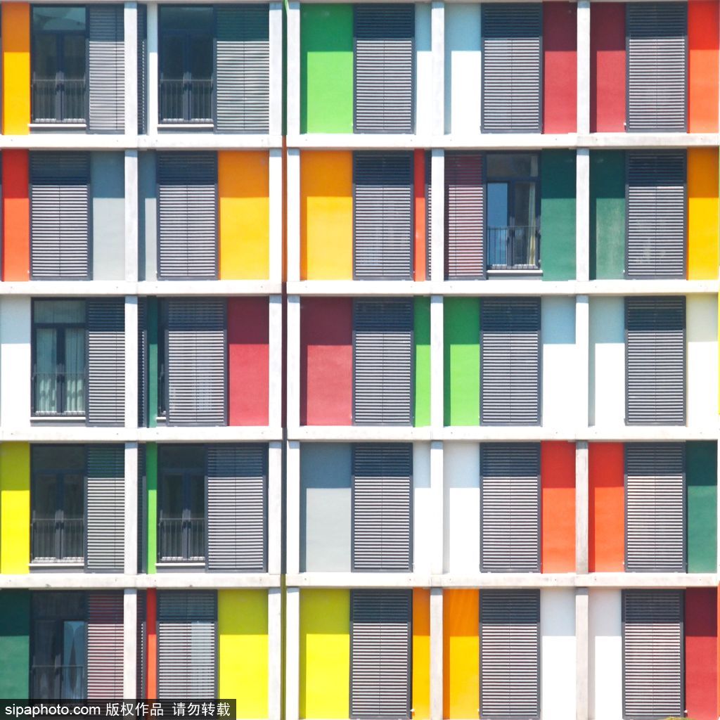 盤點(diǎn)土耳其之旅必去地 體驗(yàn)原汁原味當(dāng)?shù)赜?/></p>

<p>當(dāng)?shù)貢r(shí)間2015年12月18日訊，土耳其伊斯坦布爾，Yener Torun原來是一名建筑師，后來成為一名攝影師，記錄了伊斯坦布爾色彩繽紛的當(dāng)代建筑。這些震撼人心的照片顯示出極簡主義建筑在這個(gè)城市的興起。這些照片還包括Aydin和Bursa的建筑。</p>
</div>

<div width=