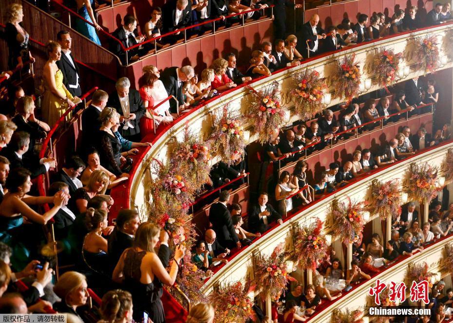 維也納歌劇院舉行年度舞會 場面盛大奢華